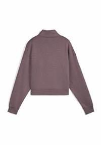 Krótka bluza w stonowanym kolorze mauve z wysokim kołnierzem, długimi rękawami i prążkowanymi mankietami. Miękka faktura i starannie wykonane szwy.