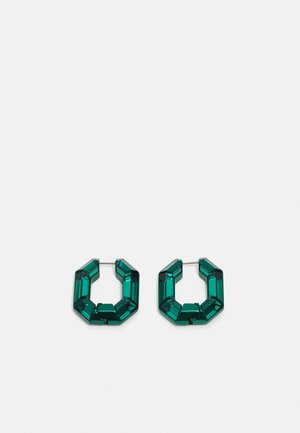 Boucles d'oreilles en acrylique vert en forme d'octogone avec des bords façonnés, dotées d'un fermoir métallique pour sécuriser.