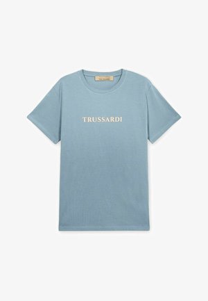 Jasnoniebieska bawełniana koszulka z krótkim rękawem, z okrągłym dekoltem i napisem "TRUSSARDI" w kolorze beżowym na piersi.