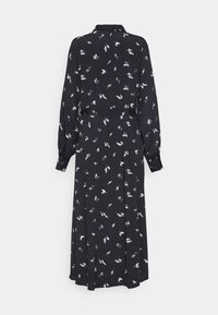 Czarna sukienka z długim rękawem w kwiatowy wzór w bieli i niebieskim, z kołnierzykiem, paskiem w talii oraz zwiewną sylwetką.