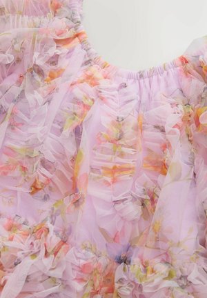 Lyserødt tylstof med flerfarvede blomsterprint, der har flæsedetaljer og en rynket halsudskæring. Blød og gennemsigtig tekstur.