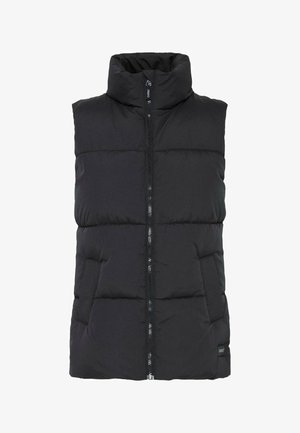 Chaleco de plumas negro con cuello alto, cierre de cremallera y bolsillos laterales. Presenta textura acolchada y acento de logotipo en el dobladillo.