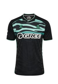 Jersey deportivo negro de manga corta con un patrón de rayas verdes, cuello redondo y logo "GREE" centrado en el pecho. Fabricado con tela ligera.
