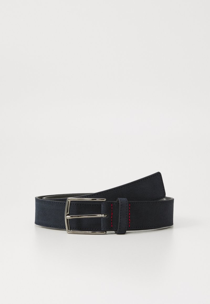 Suède riem in donkerblauw met een metalen gesp, voorzien van rode stikselaccenten op de leren lus. Platte vormgeving en zachte textuur.