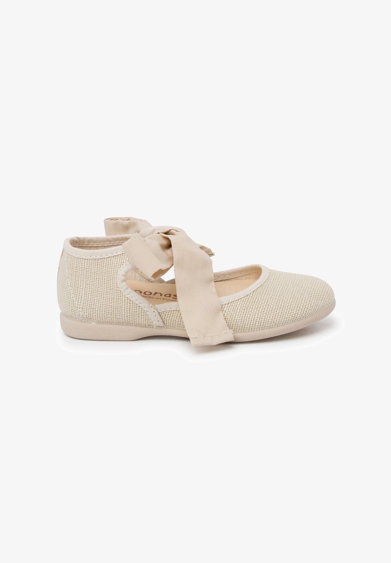 Beige Netz-Ballettschuh mit runder Zehenpartie, weichen Stoffriemen zur Sicherung um den Knöchel und einer flachen Gummisohle.