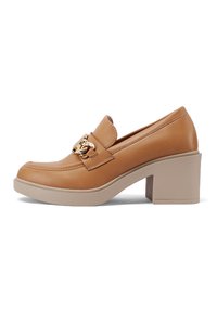 Mocassini con tacco bloccato in pelle marrone chiaro, con punta arrotondata e dettaglio decorativo in oro sulla parte anteriore. Suola beige solida con finitura testurizzata.