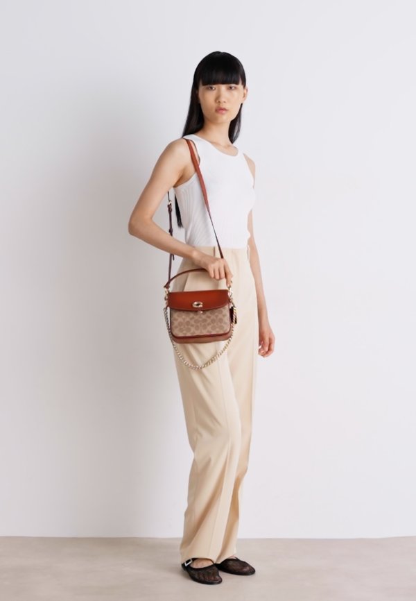 SIGNATURE CASSIE  - Cross body bag - tan rust3