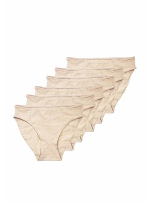 Sei paia di biancheria intima da donna in cotone beige disposte in sovrapposizione su uno sfondo bianco.