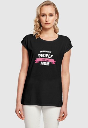 Schwarzes T-Shirt aus Baumwolle mit weißem und pinkem Text, der lautet: "MEINE LIEBLINGSLEUTE nennen mich MOM", mit lockerer Passform und kurzen Ärmeln.
