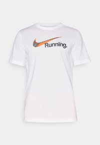 Camiseta de algodón blanca con un gráfico en negro y naranja que presenta "Nike" y "Running." Texto en negrita negra, de mangas cortas y diseño de cuello redondo.