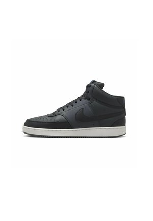 Zapatillas negras de caña alta con parte superior de cuero, acentos texturizados, caja de puntera perforada y suela de goma blanca.