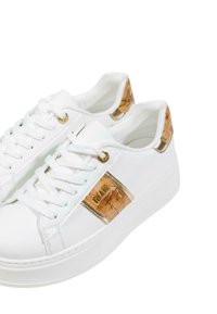 Sneaker platform bianche con lacci bianchi e un dettaglio con motivo a mappa color marrone sulla parte posteriore e sul pannello laterale.