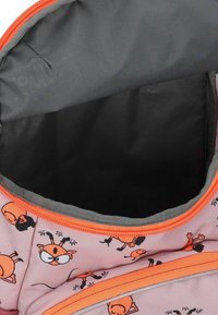 Roze rugzakinterieur met zwarte voering, oranje rits, met speelse oranje figuurpatronen aan de buitenkant.