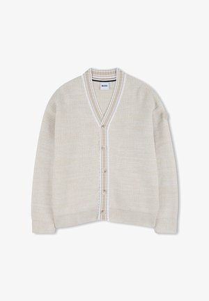 Beige gebreid vest met V-hals, knoopsluiting, geribbelde manchetten en zoom, en een klein logoplaatje op de bovenmouw.
