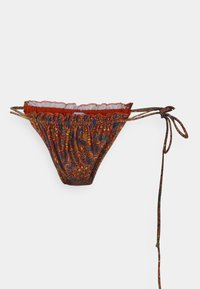 Parte de baixo de biquíni com uma borda superior elástica e franzida, apresentando um padrão paisley colorido em vermelho, laranja e azul. Laços laterais ajustáveis.
