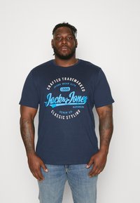 Jack & Jones - JJMIKK TEE CREW NECK - Printtipaita - navy blazer Pienoiskuva 1