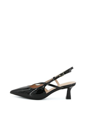 Décolleté slingback in pelle verniciata nera con punta appuntita, tacco kitten medio e cinturino regolabile alla caviglia con fibbia.