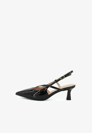 Décolleté slingback in pelle verniciata nera con punta appuntita, tacco kitten medio e cinturino regolabile alla caviglia con fibbia.