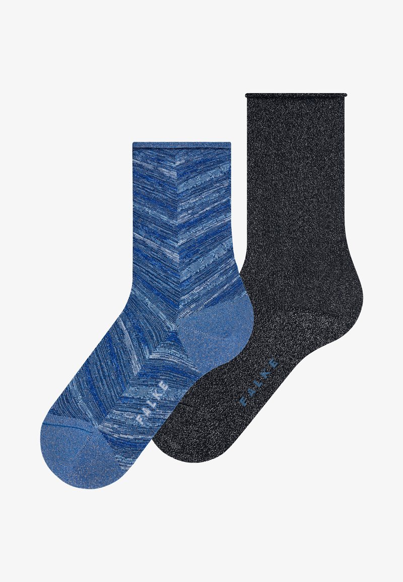 Ζευγάρι κάλτσες μέχρι τον αστράγαλο, η μία με μπλε σχέδιο ζιγκ ζαγκ και η άλλη μονόχρωμη σκούρο γκρι, και οι δύο με διακριτικό κείμενο της μάρκας κοντά στα δάχτυλα των ποδιών.