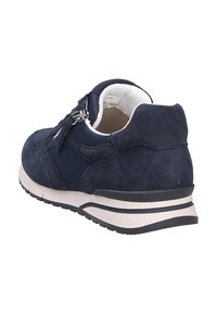 Baskets en daim bleu marine avec panneaux en maille, dotées d'une fermeture éclair, d'une semelle en caoutchouc blanche et noire, et d'une cheville rembourrée pour le confort.