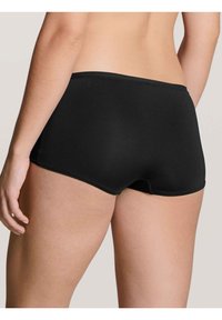 Slips hipster neri in misto cotone con fascia elastica, superficie liscia e bordi senza cuciture per il massimo comfort. Senza decorazioni visibili.