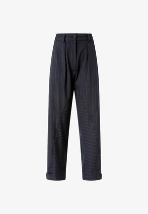 Pantaloni navy a righe sottili con vestibilità comoda. Presentano pieghe marcate, due tasche laterali e un orlo risvoltato per una finitura pulita.
