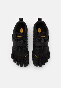 Musta viisi-varvashaalari, jossa on verkkokangas yläosa, integroitu nauhajärjestelmä ja keltainen Vibram-logo. Ominaisuuksiin kuuluu ohut ja kevyt muotoilu.