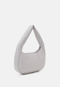 Gepolsterte graue Handtasche mit runder Form, dickem oberen Griff und Reißverschlussverschluss. Glatte Textur, minimalistische Gestaltung ohne zusätzliche Akzente.