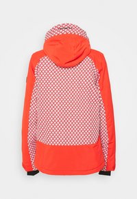 Chaqueta roja con un espalda blanca estampada que presenta formas de diamante. Incluye capucha y detalles negros en las mangas. Textura suave.