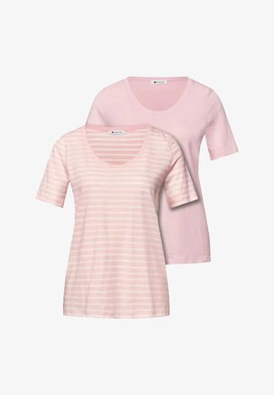 Dos camisetas de mujer con cuello en V y manga corta, una lisa en rosa claro y otra rosa claro con rayas horizontales blancas.