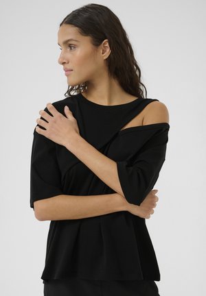 Tricou negru dintr-un material moale și elastic, cu un design off-shoulder, mâneci scurte și o croială lejeră, având o parte din față drapată.