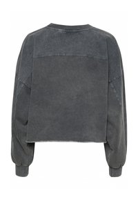 Pasiekta, per didelis džemperis tamsiai pilkos džinsinės medžiagos. Turi raštuotą apykaklę, nuleistas pečius ir šiek tiek suplėšytą apatinę dalį.