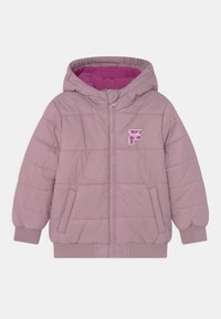 Giacca puffer rosa chiaro con cappuccio, polsini e orlo a costine. Presenta due tasche laterali e un piccolo logo sul petto, foderato di rosa scuro.