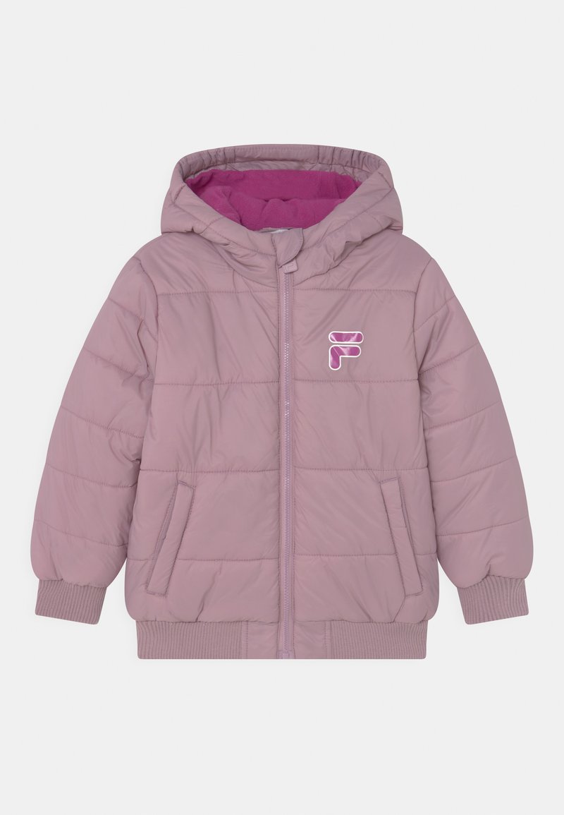 Giacca puffer rosa chiaro con cappuccio, polsini e orlo a costine. Presenta due tasche laterali e un piccolo logo sul petto, foderato di rosa scuro.