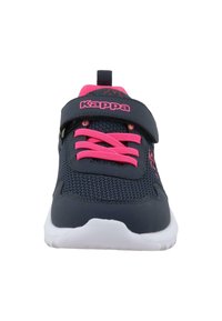 Baskets de sport navy avec accents roses, tige en mesh, sangle sécurisée, lacets contrastants et semelle blanche ; comprend un détail logo sur la sangle.