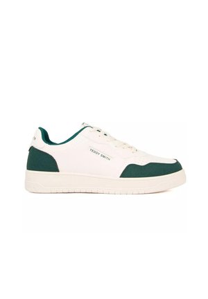 Baskets basses blanches avec des accents vert foncé au talon, à l’orteil et à l’intérieur, avec le logo "Teddy Smith" sur le côté.