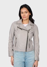 Giacca da motociclista in pelle grigia chiara con zip asimmetrica, bottoni a scatto e due tasche frontali con zip, design aderente, texture liscia.