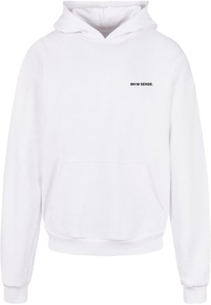 Fehér kapucnis pulóver, pamut keverékből készült, elülső zsebével. A bal mellrészen egy kis fekete szöveges logó található, amely a "9N1M SENSE." feliratot viseli.