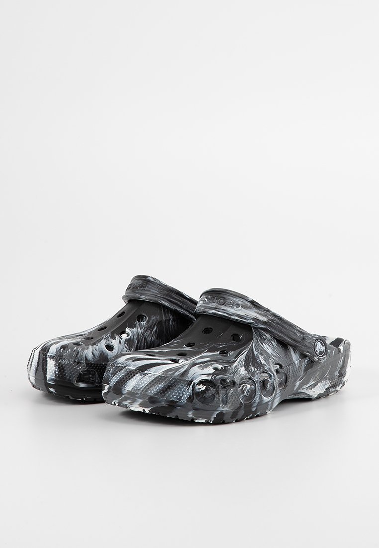 Sabots en plastique noir et gris à motifs, dotés de plusieurs trous de ventilation et d'une sangle arrière pour un maintien sécurisé.