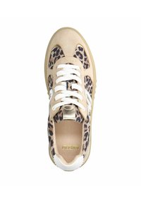 Sneaker aus beigem Wildleder, mit Leopardenmustertextil, weißen Schnürsenkeln, goldenen Akzenten und einer Gummisohle. Das Design umfasst eine abgerundete Form und ein niedriges Profil.