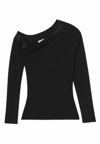 Čierny dlhý rukáv top s asymetrickým výstrihom, ktorý má dekoratívny ribbovaný lem s tenkými horizontálnymi výrezmi.