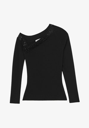 Top negro de manga larga con escote asimétrico que presenta un ribete decorativo con textura y finos cortes horizontales.