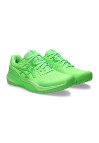 Grüne Sportschuhe mit perforiertem Obermaterial, strukturierter Mesh-Zunge, Schnürdesign, gewölbter Sohle und markantem Logo an der Seite.