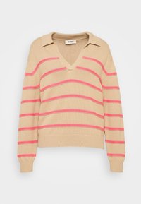 Beżowy sweter dzianinowy z dekoltem w kształcie litery V i krótkim kołnierzykiem. Posiada poziome różowe paski. Rybrowane mankiety i dolna krawędź dodają faktury. Widoczna metka marki.