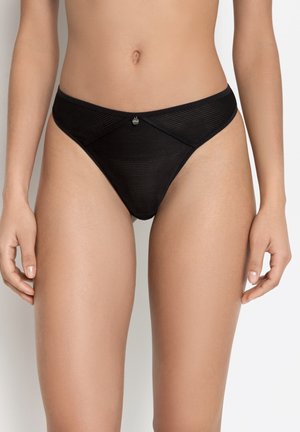 Schwarze Tanga-Unterwäsche mit einem gerippten Design, einer niedrigen Taille und einem kleinen Metallelement an der zentralen Vorderseite für zusätzlichen Details.
