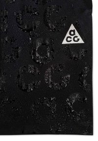 Juodas tekstūruotas audinys su vandens lašeliais, su iškilmiu rašmenų raštu ir baltu trikampiu logotipu su 'aCG'.