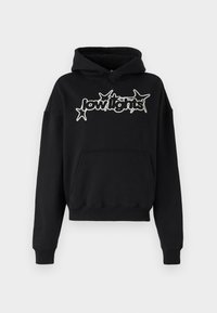 Μαύρη hoodie από βαμβάκι, με μπροστινή τσέπη καγκουρό, κουκούλα με κορδόνι και λευκή γραφική ζωγραφιά με αστέρια στη μπροστινή πλευρά.