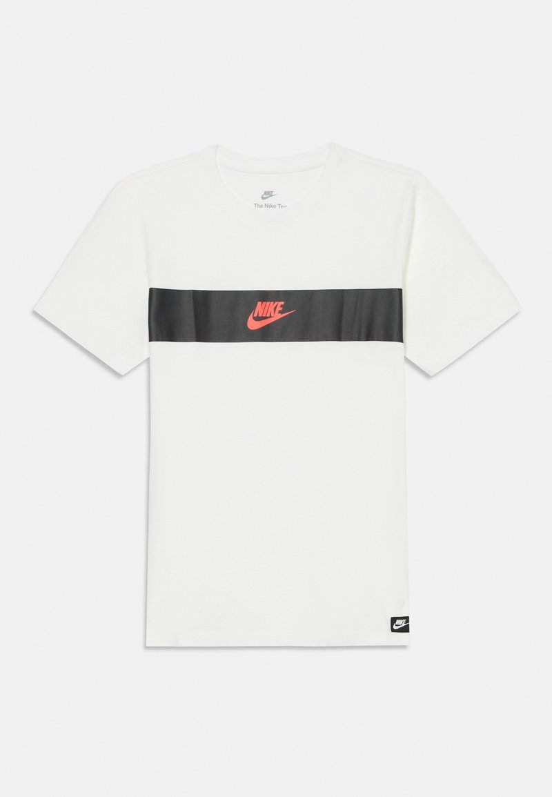 Bílý krátký rukáv Nike tričko s vodorovným černým pruhem přes hruď, na kterém je červené logo Nike a malá černá cedulka Nike na lemu.