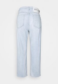 Jasnoniebieskie jeansy z denimu o prostym kroju, z wysokim stanem, dwoma tylnymi kieszeniami oraz oznaczeniem marki na pasku. Gładka faktura.