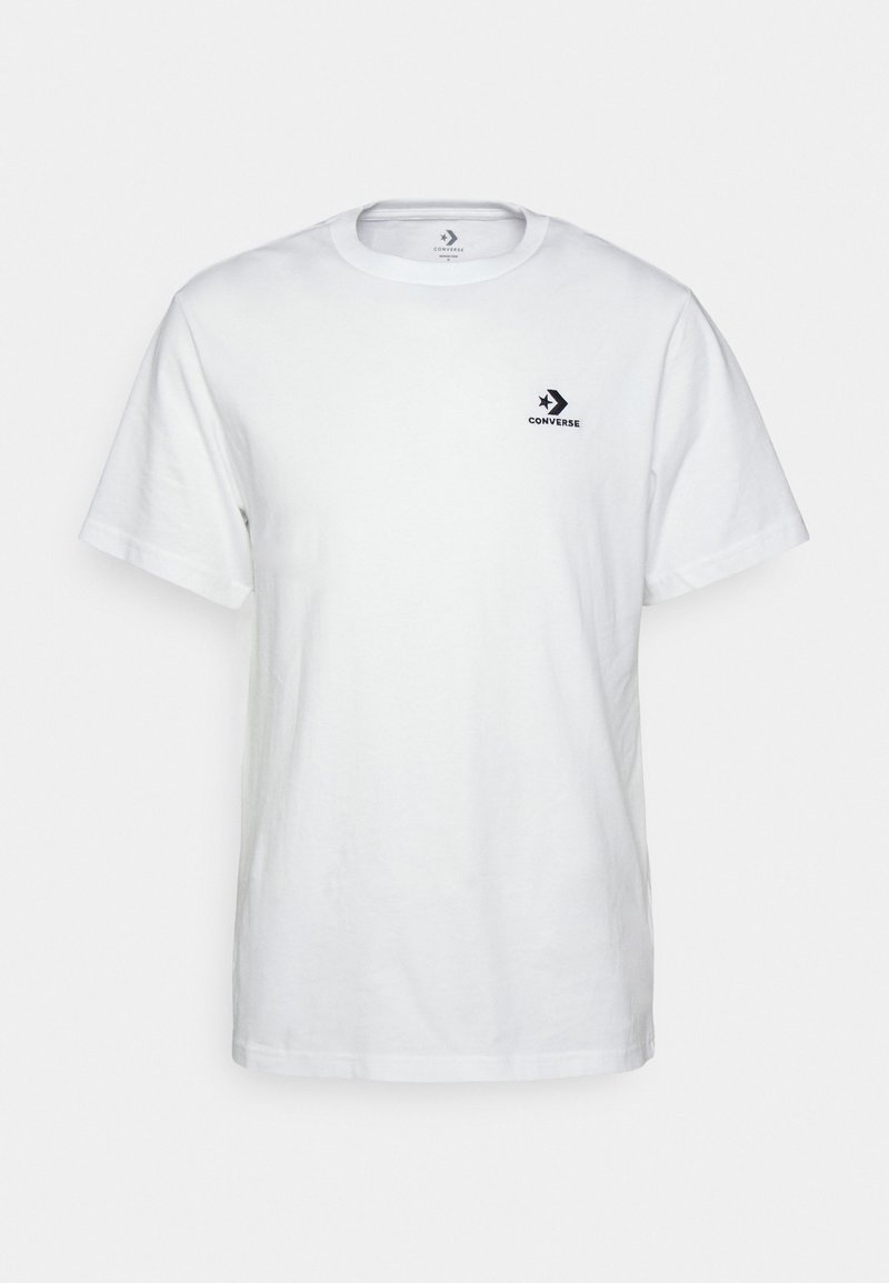 Camiseta de algodón blanca con cuello redondo, mangas cortas y un logo negro de Converse en la parte izquierda del pecho. Diseño simple, corte clásico.